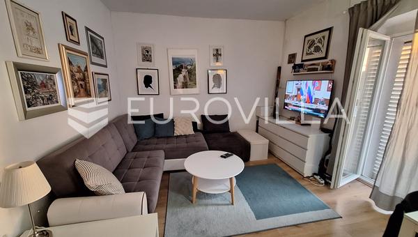 Pula, sentrum: Renovert 3-roms leilighet på 51 m², 100 m fra Arena, 2. etasje, førsteklasses beliggenhet.