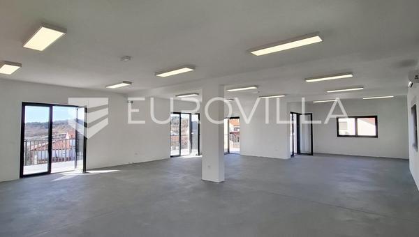 Cavle, Mavrinci, espaço comercial de 200 m² em um edifício novo