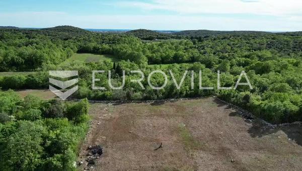 Ístria, área de Rovinj, terreno agrícola com 10.038 m², apenas a 200 m do mar.