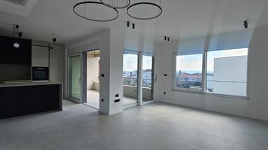 Kastel Stari, luksuzni apartma velikosti 101,1 m² v 1. nadstropju, garaža z dvigalom in shrambo.
