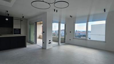 Kaštel Stari, luksuzan stan od 101,1 m² na 1. katu, garaža s liftom i osta
