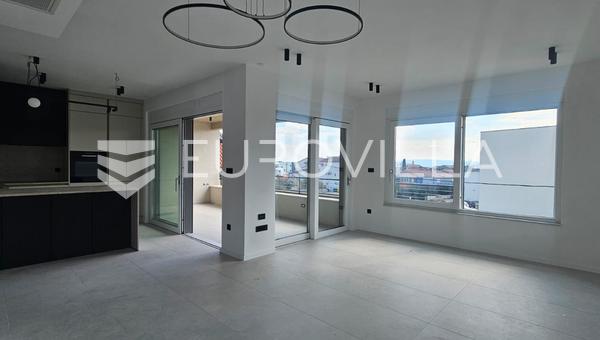 Kaštel Stari, luksuzan stan od 101,1 m² na 1. katu, garaža s liftom i osta