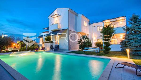 Pula, Pjescana Uvala'da geniş bir arazide yer alan çekici müstakil villa