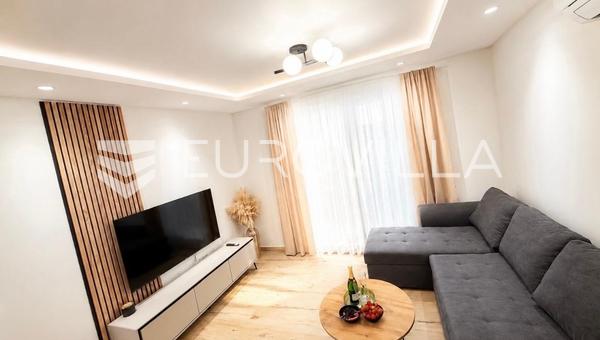 Kastel Novi, yeni tadilatlı iki yatak odalı daire