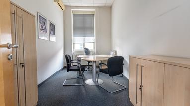 Požega, Trg sv.Trojstva, namješteni poslovni uredi 110 m²