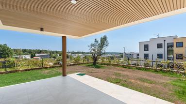 Istra, Novigrad, stan s 2 spavaće sobe s vrtom u prizemlju 115 m², parkirno mjesto
