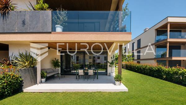 Istria, Novigrad, en to-roms leilighet i første etasje med hage 115 m², parkeringsplass, felles basseng