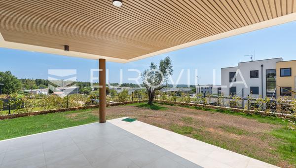 Istrien, Novigrad, stuelejlighed med to soveværelser, have, 115 m² og parkeringsplads