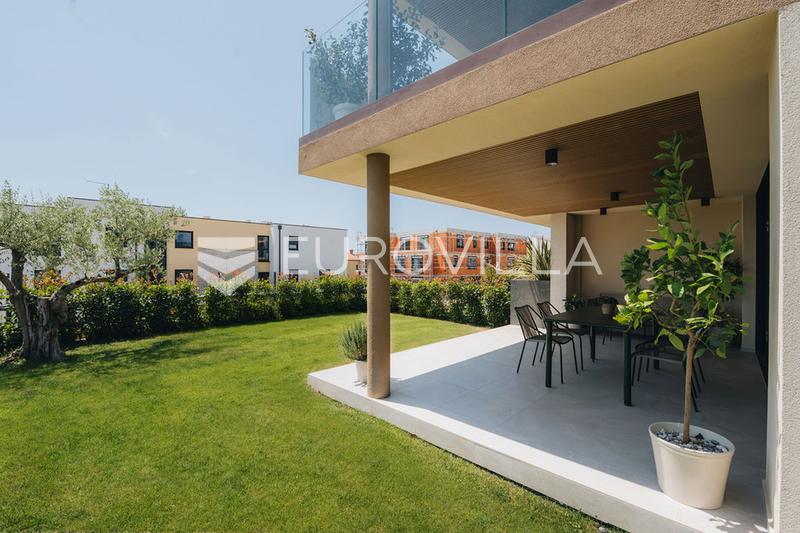 Istria, Novigrad, un apartamento de dos dormitorios en planta baja con jardín de 115 m², plaza de aparcamiento, piscina compartida - 5