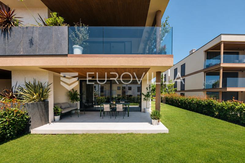 Istria, Novigrad, un apartamento de dos dormitorios en planta baja con jardín de 115 m², plaza de aparcamiento, piscina compartida - 1
