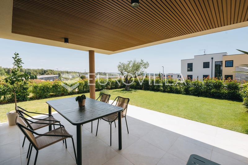 Istria, Novigrad, un apartamento de dos dormitorios en planta baja con jardín de 115 m², plaza de aparcamiento, piscina compartida - 2