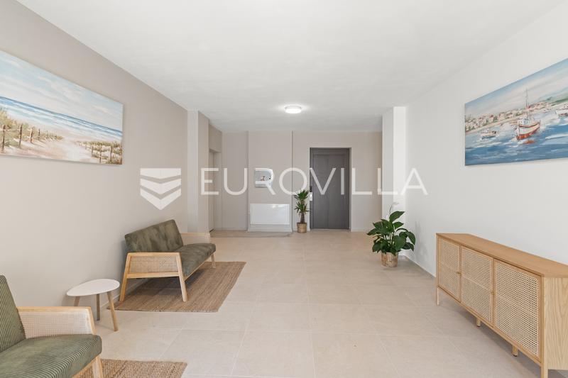 Istria, Novigrad, un apartamento de dos dormitorios en planta baja con jardín de 115 m², plaza de aparcamiento, piscina compartida - 15