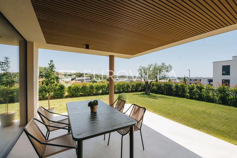 Istria, Novigrad, un apartamento de dos dormitorios en planta baja con jardín de 115 m², plaza de aparcamiento, piscina compartida - 3