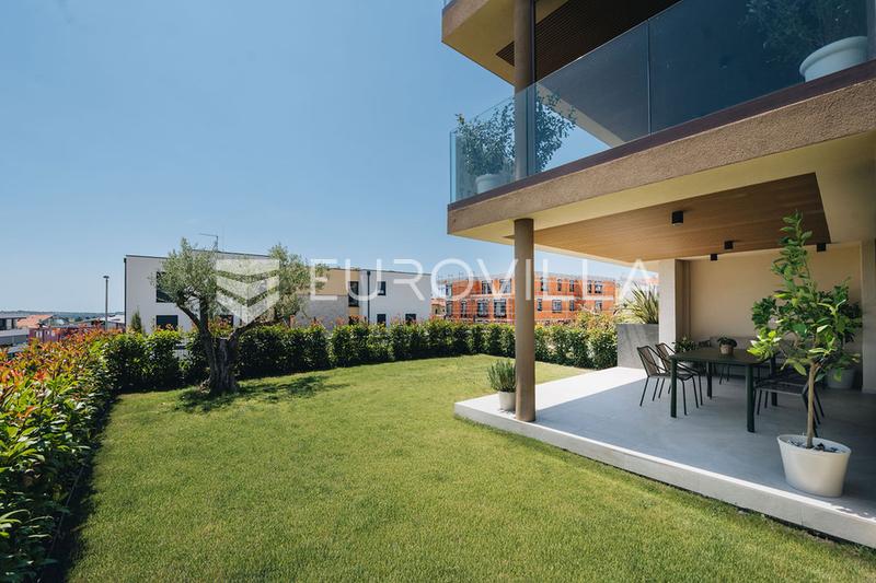 Istria, Novigrad, un apartamento de dos dormitorios en planta baja con jardín de 115 m², plaza de aparcamiento, piscina compartida - 8