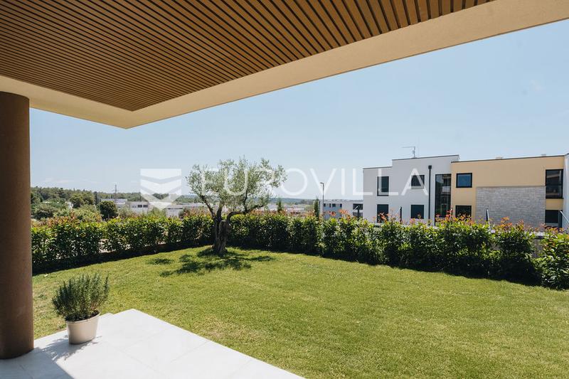 Istria, Novigrad, un apartamento de dos dormitorios en planta baja con jardín de 115 m², plaza de aparcamiento, piscina compartida - 4