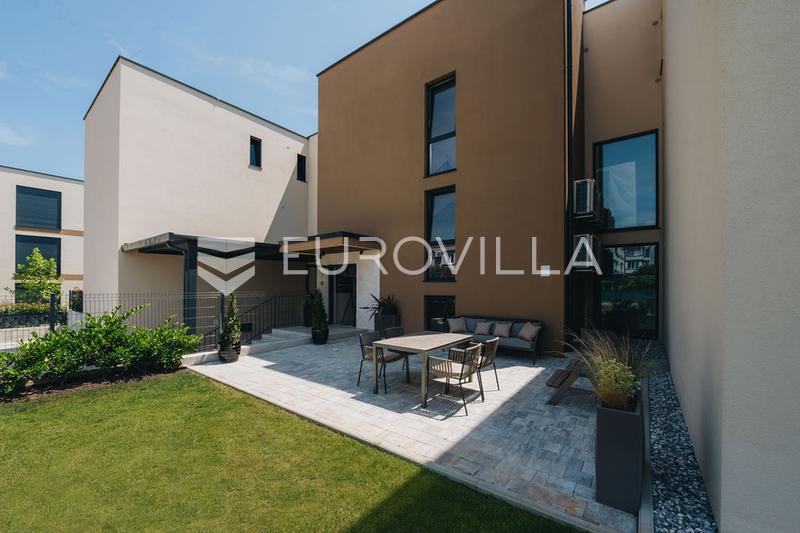 Istria, Novigrad, un apartamento de dos dormitorios en planta baja con jardín de 115 m², plaza de aparcamiento, piscina compartida - 10
