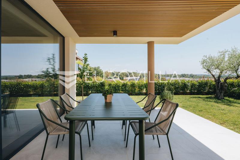 Istria, Novigrad, un apartamento de dos dormitorios en planta baja con jardín de 115 m², plaza de aparcamiento, piscina compartida - 6