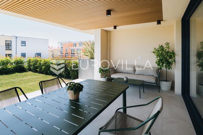 Istria, Novigrad, un apartamento de dos dormitorios en planta baja con jardín de 115 m², plaza de aparcamiento, piscina compartida - 11