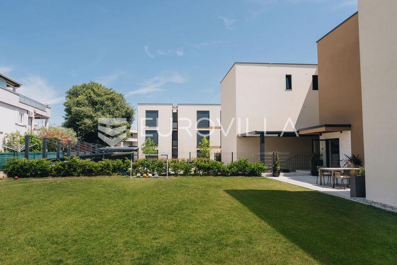 Istria, Novigrad, un apartamento de dos dormitorios en planta baja con jardín de 115 m², plaza de aparcamiento, piscina compartida - 14