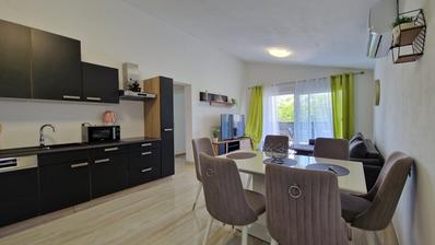 Vir, elegantan trosoban apartman u centru Vira, 600 m od plaže