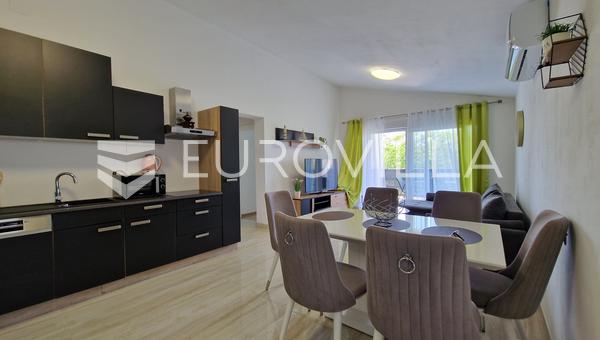 Vir, Elegantní třípokojový byt v centru Viru, 600 m od pláže.