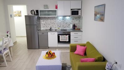 Split, Bol, dva namještena studio apartmana u centru grada