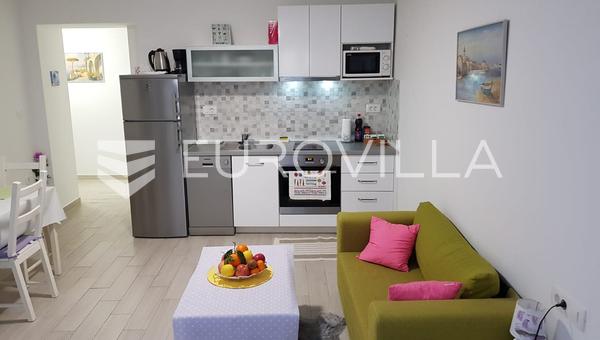 Split, Bol, dva namještena studio apartmana u centru grada