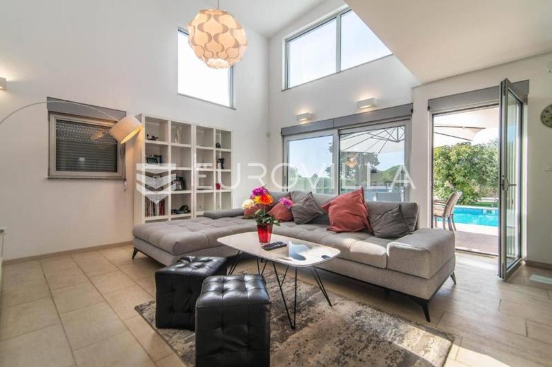 Istra, Vodnjan, luksuzna vila s prekrasnim pogledom i grijanim bazenom