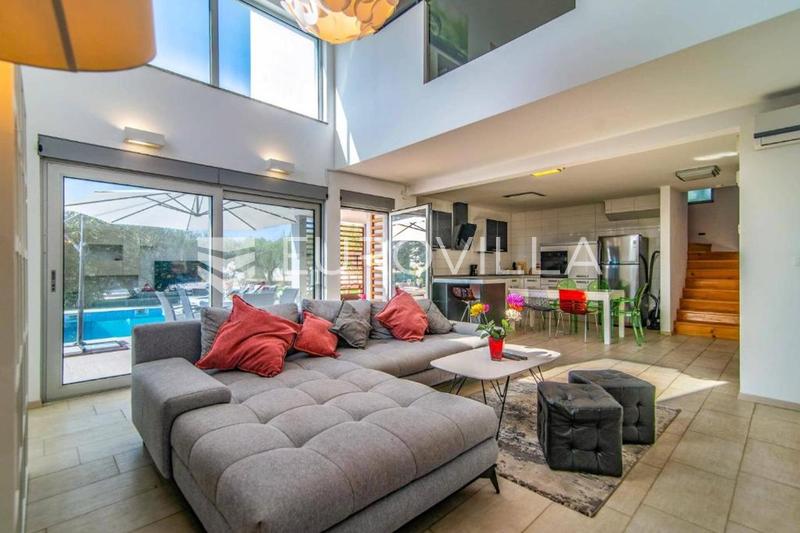 Istra, Vodnjan, luksuzna vila s prekrasnim pogledom i grijanim bazenom