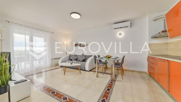 Selce, EN ALQUILER EN INVIERNO, espacioso apartamento de dos dormitorios de 75 m² con vistas al mar