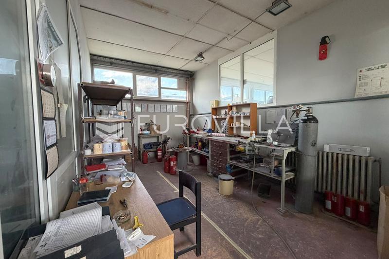 Đakovo, Industrijska zona, 4 hale/poslovna prostora i građevinsko zemljište - 13