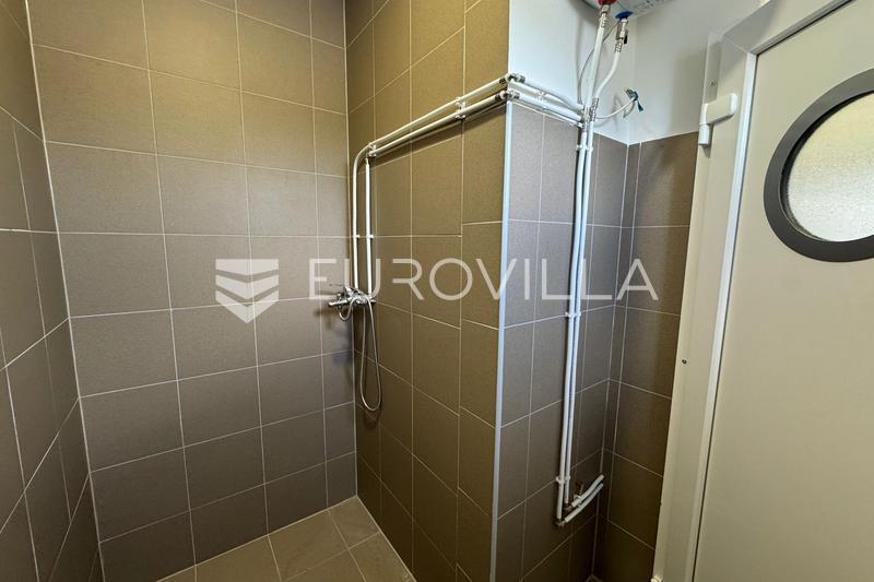 Đakovo, Industrijska zona, 4 hale/poslovna prostora i građevinsko zemljište - 9