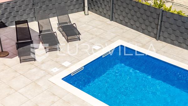 Malinska, Üç Daireli Yenilenmiş Ev, 280,72 m², Denize 800m