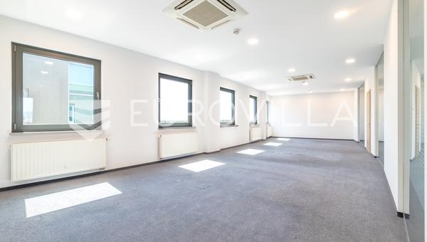 Zágráb, Buzin, üzlethelyiség 132 m²