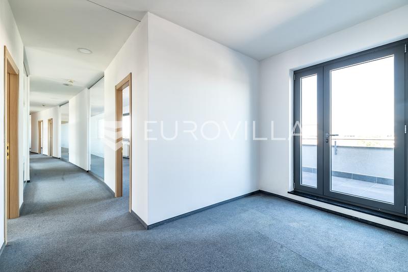 Zágráb, Buzin, üzlethelyiség 132 m² - 2