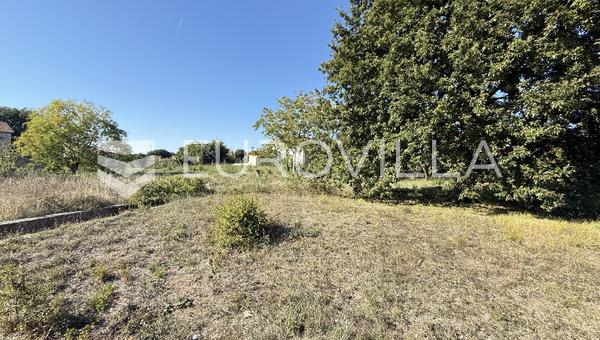 Istrië, Valtura, 1.352 m² bouwgrond aan de weg, mogelijkheid tot onderverdeling.