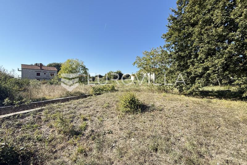 Ístria, Valtura, terreno para construção de 1.352 m² junto à estrada, possibilidade de subdivisão. - 5