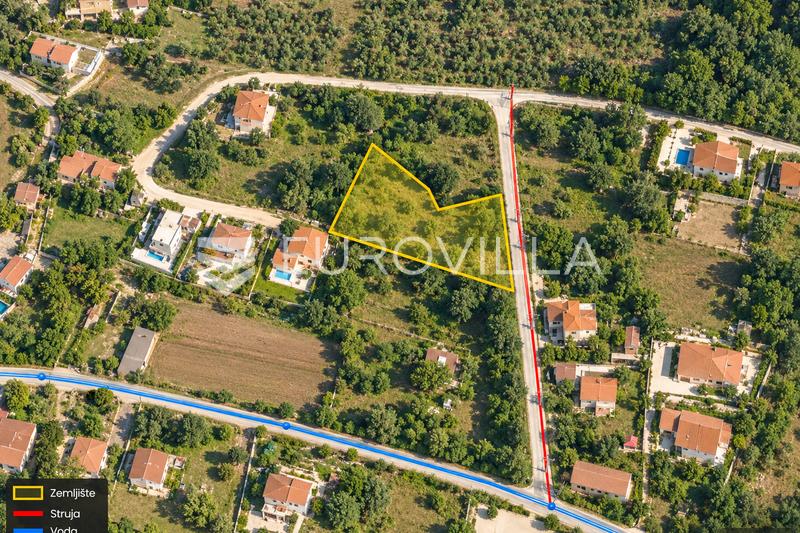 Ístria, Valtura, terreno para construção de 1.352 m² junto à estrada, possibilidade de subdivisão. - 3
