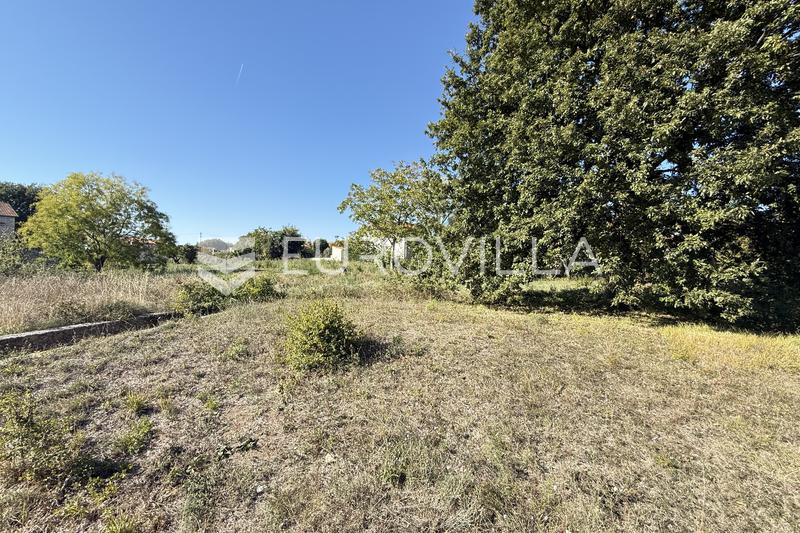 Ístria, Valtura, terreno para construção de 1.352 m² junto à estrada, possibilidade de subdivisão. - 1