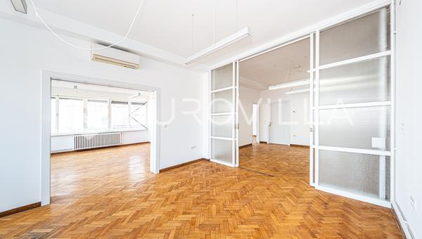 Zagreb, Trg bana Josipa Jelačića, prostran četverosoban stan 140 m²
