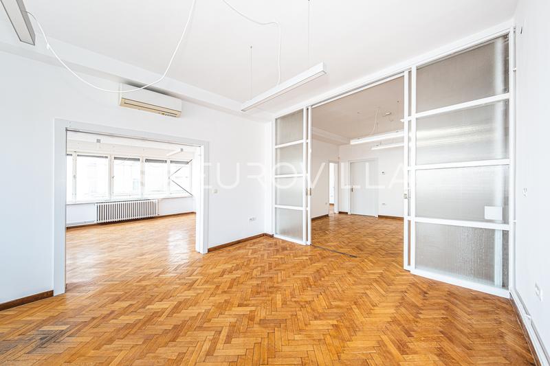 Zagreb, Trg bana Josipa Jelačića, prostran četverosoban stan 140 m² - 1