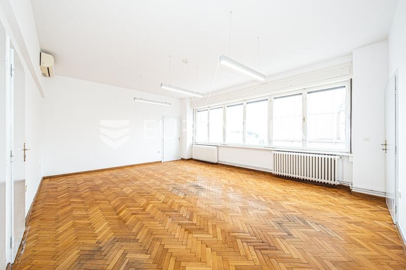 Zagreb, Trg bana Josipa Jelačića, prostran četverosoban stan 140 m² - 2