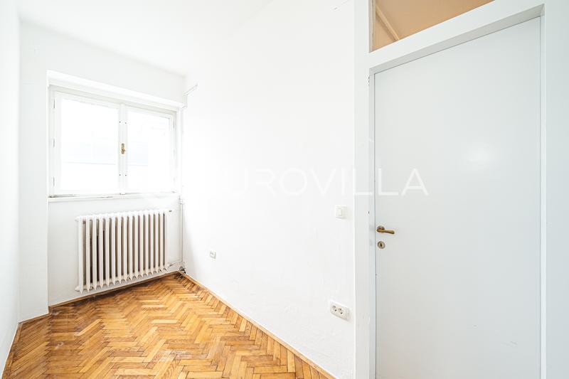 Zagreb, Trg bana Josipa Jelačića, prostran četverosoban stan 140 m² - 11