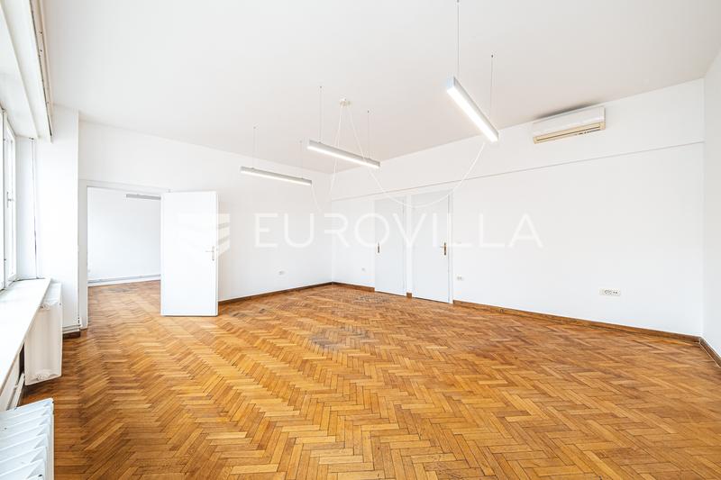 Zagreb, Trg bana Josipa Jelačića, prostran četverosoban stan 140 m² - 10