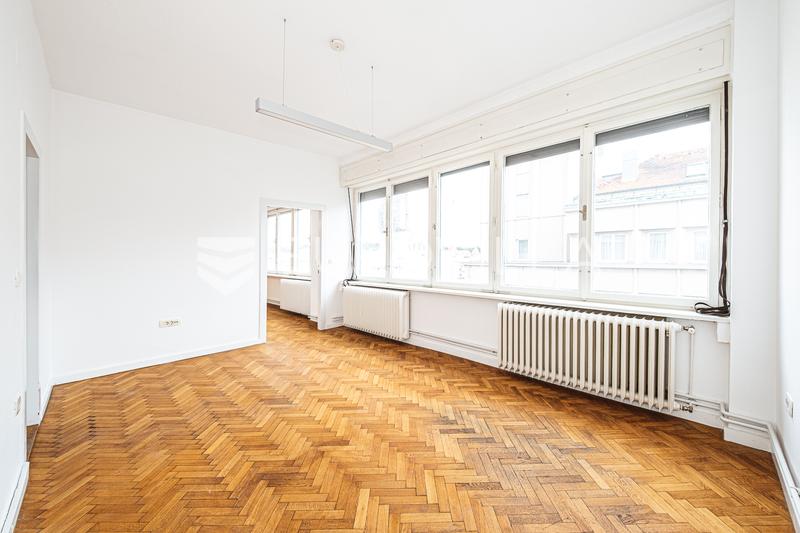 Zagreb, Trg bana Josipa Jelačića, prostran četverosoban stan 140 m² - 8