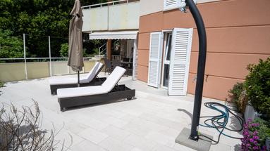 Novi Vinodolski, Centar, dvosoban stan s velikom terasom 70 m od mora