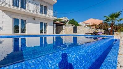 Trogir, Marina, luxe villa met zwembad, 1e rij aan zee