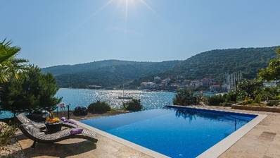 Trogir, Marina, luksuzna villa s bazenom, 1. red do mora