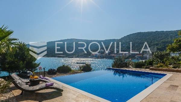 Trogir, Marina, luksuzna villa s bazenom, 1. red do mora 
