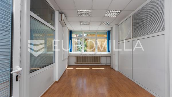 Rijeka, Centro da Cidade, andar inteiro de espaço de escritório, 516 m², 1º andar, elevador.